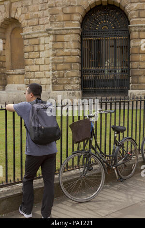 Oxford, Oxfordshire, UK. 23. Juni 2018. UK Wetter. Vintage student Fahrrad im malerischen Oxford. Stockfoto