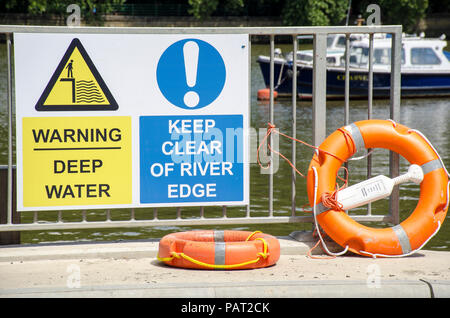 London, UK, 24. Juli 2018 Themse Zeichen bei Putney. Stockfoto