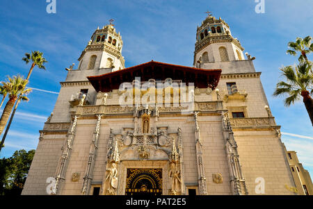 San Simeon, CA/USA - November 9, 2011: La Casa Grande des Hearst Castle - eine National Historic Landmark und Kalifornien historische Sehenswürdigkeit Mansion. Stockfoto