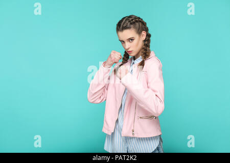 Schwere Angriffe auf Porträt der schönen süße Mädchen stehend mit Make-up und Frisur in braunen Zopf gestreift Hellblau shirt rosa Jacke. Indoor, st Stockfoto