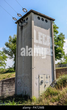 Graffiti geschrieben "Lega Nord" auf einem elektrischen Tower auf der Seite der Straße mit Nazi Hakenkreuze sprühen in der gesamten Unterseite lackiert Stockfoto