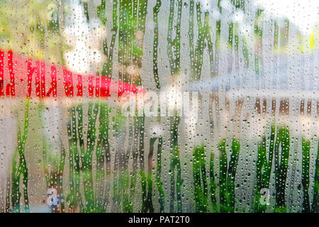 Wassertropfen auf einem Fenster; Stockfoto