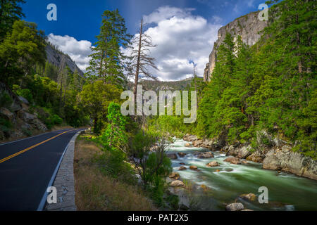 Reibungslose fließenden Stromschnellen des Merced River, mit Granit Gesicht und El Portal Road (Highway 140) - Yosemite National Park Stockfoto