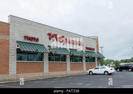 Ein Walgreens Apotheke Gebäude in Gloversville, NY, USA. Stockfoto