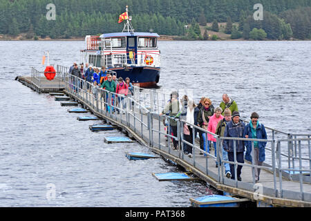 Die Osprey Fähre auf Kielder Water Group sightseeing Menschen auf Ponton nach Tour der Behälter innerhalb von Kielder Forest Northumberland, England Großbritannien Stockfoto