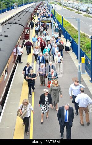 Blick von oben nach unten schaut auf Steam Waggons Masse von Menschen zu Fuß nach vorne historische Lokomotive Oxford Parkway Bahnhof UK zu sehen Stockfoto