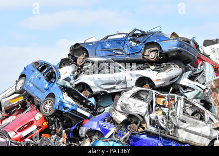 Autos zu Schrott in Recycling Schrottplatz zertrümmerte Kfz-versicherung aus Autowrack in grossen Haufen warten auf die Zerkleinerung London England Großbritannien Stockfoto