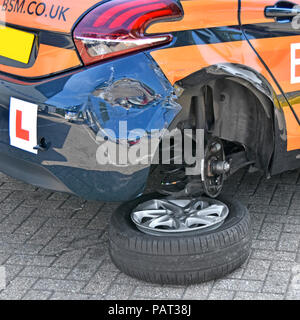 Hinterrad und Reifen des Fahrzeugs mit L-Schild und Heckklappe nach dem Unfall beschädigte BSM-Fahrer, der einen Schulwagen im Servicegebiet England UK parkt Stockfoto