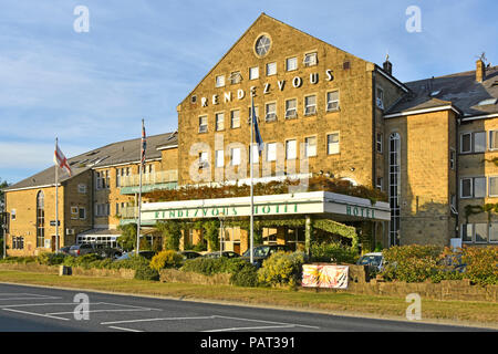 Am späten Abend Sommer Sonnenschein an der vorderen Fassade Rendezvous Hotel rezeption Eingang sichern auf Leeds Liverpool Canal Skipton North Yorkshire England Großbritannien Stockfoto