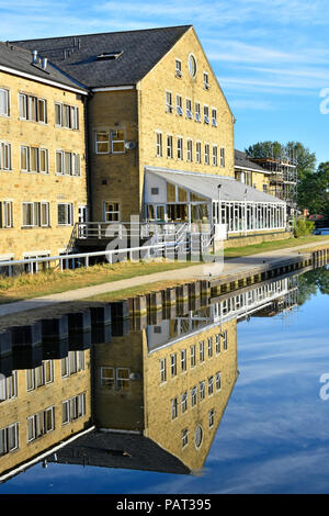 Rendezvous Hotel & Restaurant Wintergarten in noch Wasser von Leeds Liverpool Canal Skipton Tor zu den Dales North Yorkshire England UK wider Stockfoto