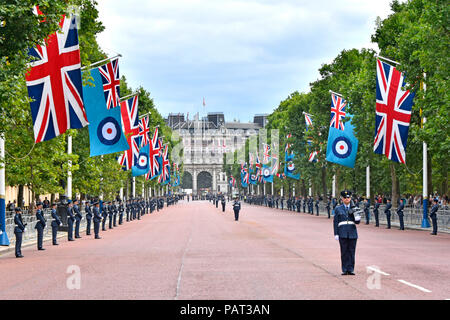 London street scene Royal Air Force militärisches Personal in der Mall für 100-parade Union Flag & RAF ensign Admiralty Arch fernen England Großbritannien Stockfoto