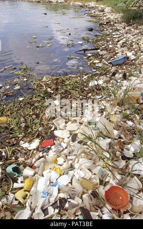 Santo Domingo Wasser Seite Verschmutzung floating Verpackungsabfälle aus Kunststoff Ablagerungen Müll Müll Müll angeschwemmte Shoreline Dominikanische Republik Karibik Stockfoto