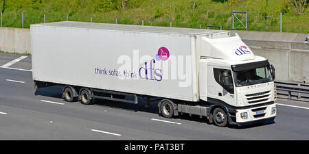 DFS Seitenansicht der Möbelindustrie Lieferkette Lieferung lkw Lkw Lkw und Anhänger Marke Logo & Sofa Thinking Werbung auf der M25 UK Autobahn Stockfoto