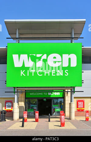 In der Nähe von großen grünen Store anmelden für Wren Küchen Einzelhandel manufacturing Business Showroom Eingang West Thurrock Lakeside Retail Park Essex England Großbritannien Stockfoto