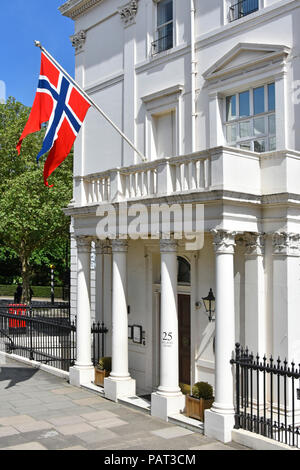 London Belgravia street scene Königliche Norwegische Botschaft Norwegen & Nationalflagge auf dem Balkon aufgeführten weißem Stuck Terrasse Haus Belgrave Square England Großbritannien Stockfoto