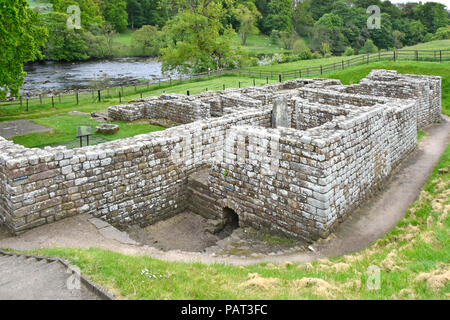 Historische Chesters römische Kavallerie fort auf Hadrianswall römische Badehaus bleibt der Stein Gebäude am Ufer des Flusses North Tyne Walwick Northumberland, Großbritannien Stockfoto