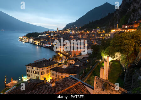 Den Gardasee. Blick über die Stadt und den Hafen von Limone sul Garda, Gardasee, Italienische Seen, Lombardei, Italien Stockfoto