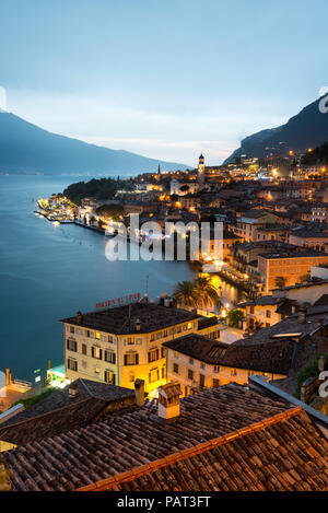 Den Gardasee. Blick über die Stadt und den Hafen von Limone sul Garda, Gardasee, Italienische Seen, Lombardei, Italien Stockfoto
