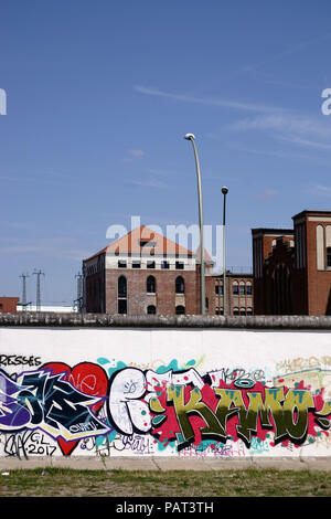 Berlin, Deutschland - 16. Juli 2018: Die Rückseite der East Side Gallery der mit bunten Graffiti Wand im Berliner Bezirk Friedrichshain auf Juli lackiert Stockfoto