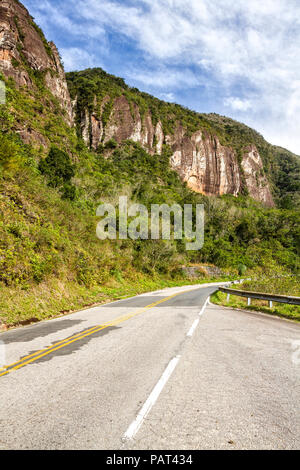 Straße SC 438, am Rio do Rastro Berge. Lauro Müller, Santa Catarina, Brasilien. Stockfoto