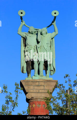 Statue von zwei locken die Spieler auf eine Spalte am Rathausplatz in Kopenhagen, Dänemark. Stockfoto