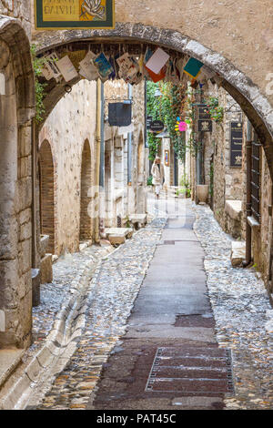 Frau zu Fuß durch die alten Gassen von St Paul de Vence, Côte d'Azur, Frankreich Stockfoto