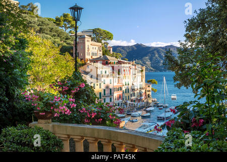 Am frühen Morgen Blick über den Hafen von Portofino, Ligurien, Italien Stockfoto