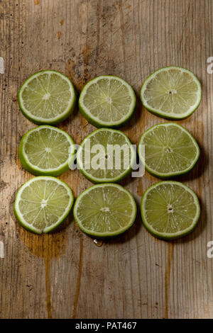 Kalk Fruchtschnitten auf Holz Hintergrund Stockfoto