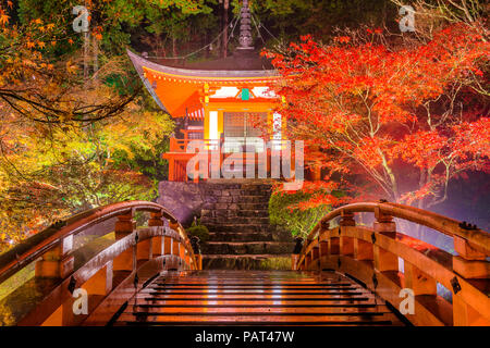 Daigo-ji Tempel, Kyoto, Japan im Herbst Nacht leuchten. Stockfoto