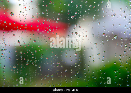 Wassertropfen auf einem Fenster; Stockfoto