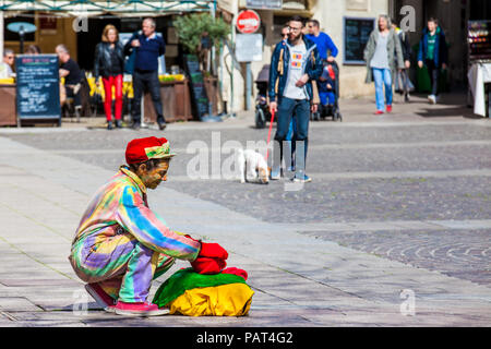 Bunt gekleidet street artist in Avignon Frankreich Stockfoto