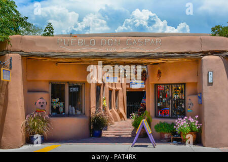 Eine einladende alte Adobe Gebäude beherbergt Geschäfte und Restaurants in der Altstadt von Albuquerque, NM Stockfoto