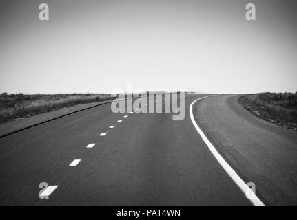 Einen warmen Ton und einsam fühlen, der erklimmen, in das Unbekannte Fahrbahn als Symbolik, auf einer leeren Autobahn an der Eastern New Mexico Route 66 und I-40 Stockfoto