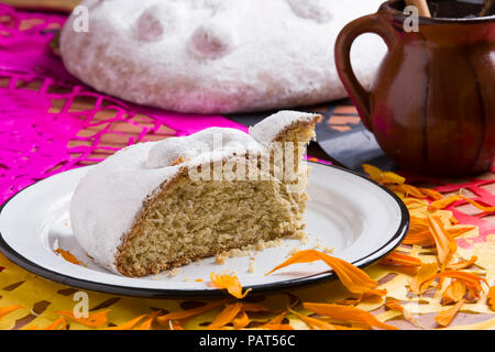 Tag der Toten Brot und heißen Kaffee in einem Ton Becher, Mexiko Stockfoto