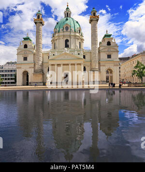 Karlskirche (St. Charles' Kirche) mit Reflexionen in das Wasser in Wien, Österreich Stockfoto