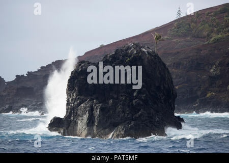 Bounty Bay, Pitcairninseln, Wellen, die in einen Offshore-Felsen Stockfoto