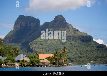 Pazifik, Gesellschaftsinseln, Französisch-Polynesien Bora Bora. Blick auf Mount Otemanu und Mount Pahia. Stockfoto