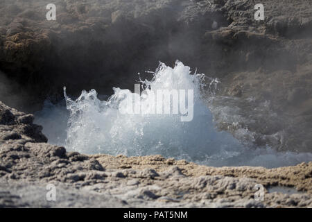 Papua Neu Guinea, Dei Dei heißen Quellen, Fergusson Island. Detail der Dampf aus einer heißen Quelle sprudelt. Stockfoto