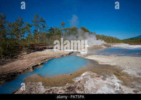 Papua Neu Guinea, Dei Dei heißen Quellen, Fergusson Island. Dampf steigt aus einer blauen heißen Quelle. Stockfoto