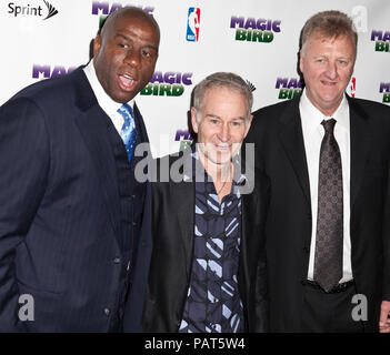 NEW YORK - 11. April: Larry Bird, John McEnroe und Magic Johnson an der 'Magic/Vogel "Broadway Opening Night am Longacre Theatre am 11. April 2012 in New York City. Stockfoto