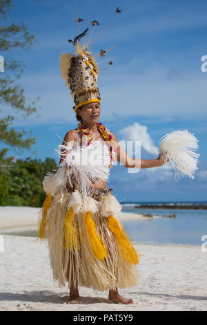Französisch Polynesien, Austral Inseln, Raivavae, Porträt der weiblichen polynesischen Tänzerin in traditioneller Kleidung. Stockfoto