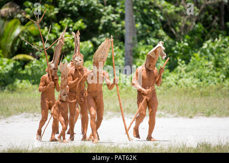 Salomonen, Makira-Ulawa Province, Owaraha aka Santa Ana, traditionellen Schlamm Männer Kriegstanz. Stockfoto