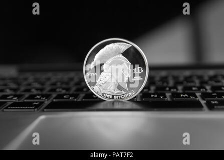 Silber Titan crypto Münze auf einen Laptop Tastatur. Exchange, Business, Werbung. Gewinn aus dem Bergbau crypt Währungen. Bergmann mit astraleums Münze. Stockfoto