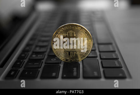 Gold Bitcoin crypto Münze auf einen Laptop Tastatur. Exchange, Business, Werbung. Gewinn aus dem Bergbau crypt Währungen. Bergmann mit astraleums Münze. Stockfoto