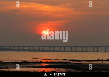 Sonnenuntergang in Bandra Worli Sea Link auch als Rajiv Gandhi meer link, Mumbai, Indien. Stockfoto