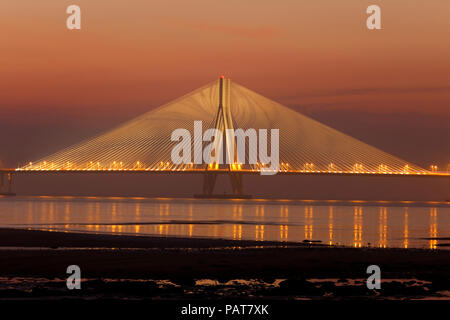 Sonnenuntergang in Bandra Worli Sea Link auch als Rajiv Gandhi meer link, Mumbai, Indien. Stockfoto