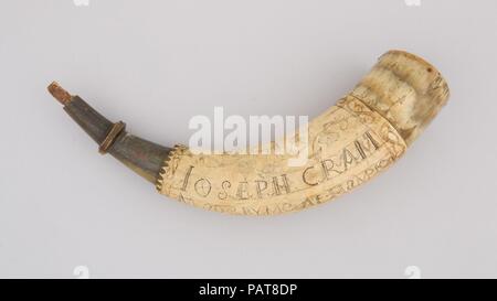 Pulver Horn. Kultur: Colonial American, Hampton Falls, New Hampshire. Abmessungen: L 12 cm. (31,8 cm); Durchm. 3 1/4 in. (8,3 cm); Wt. 12,6 oz. (357.2 g). Schöpfer: Joseph Cram. Datum: 1764. Museum: Metropolitan Museum of Art, New York, USA. Stockfoto