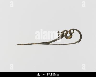 Bronze dragon-Fibel (Safety Pin). Kultur: Etrusker. Abmessungen: Andere: 4 7/16 in. (11,3 cm). Datum: 700-650 v. Chr.. Der Bogen hat zwei Schleifen, eine Spirale um eine Umdrehung, und ein Paar Hörner. Der Kopf besteht aus einem Knopf. Museum: Metropolitan Museum of Art, New York, USA. Stockfoto