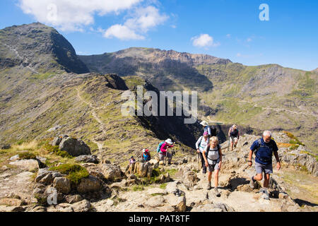 Wanderer Wandern auf Bergweg bis Y Lliwedd von Mt Snowdon in Berge von Snowdonia National Park (Eryri) im Sommer oben Cwm Llançà Gwynedd Wales UK Stockfoto