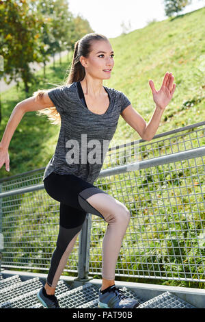 Junge Frau auf Treppe in einem Park Stockfoto